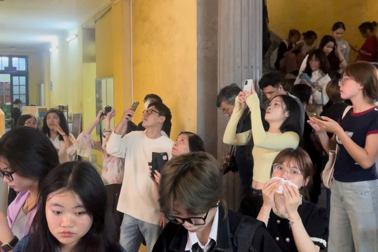 Young people lined up to see the exhibition complex "Indochina Sensation".