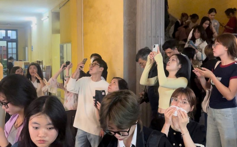 Young people lined up to see the exhibition complex "Indochina Sensation".