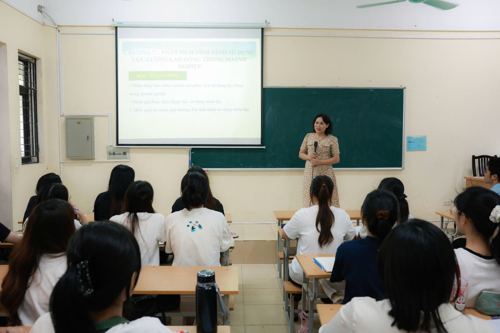 Teachers and staff in the school feel secure because of the attention of the Trade Union. Photo: Hai Nguyen