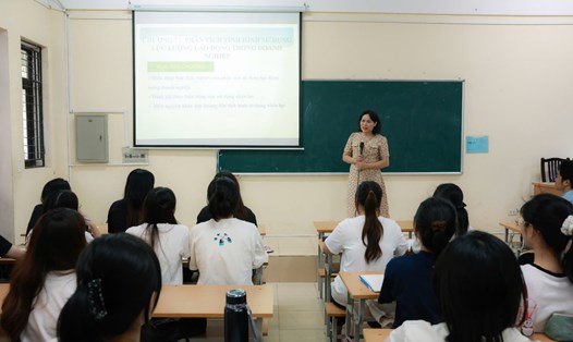 Các thầy cô giáo, nhân viên trong trường học yên tâm vì có sự quan tâm của tổ chức Công đoàn. Ảnh: Hải Nguyễn