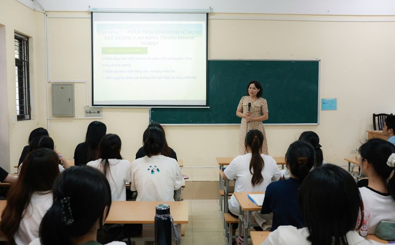 Teachers and staff in the school feel secure because of the attention of the Trade Union. Photo: Hai Nguyen