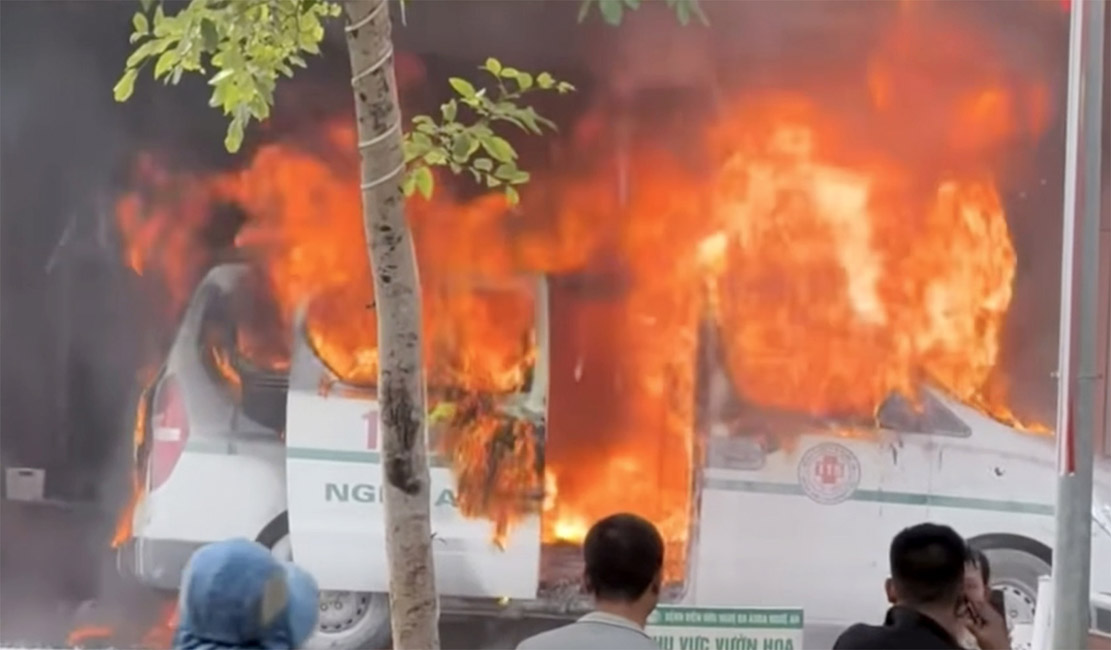 Scene of ambulance fire at Nghe An General Hospital. Photo: Provided by readers