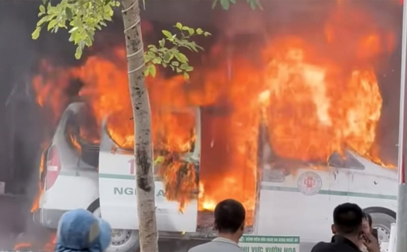 Scene of ambulance fire at Nghe An General Hospital. Photo: Provided by readers
