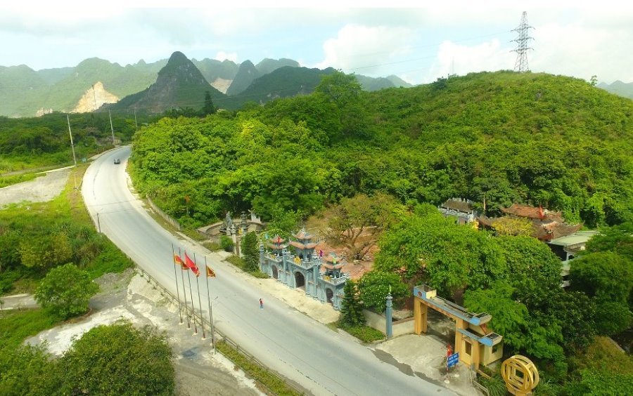 The road to Lat Son base and the whole view of the temple of female general Le Chan, Thanh Son commune, Kim Bang district, Ha Nam. Photo: Hanam.gov.vn