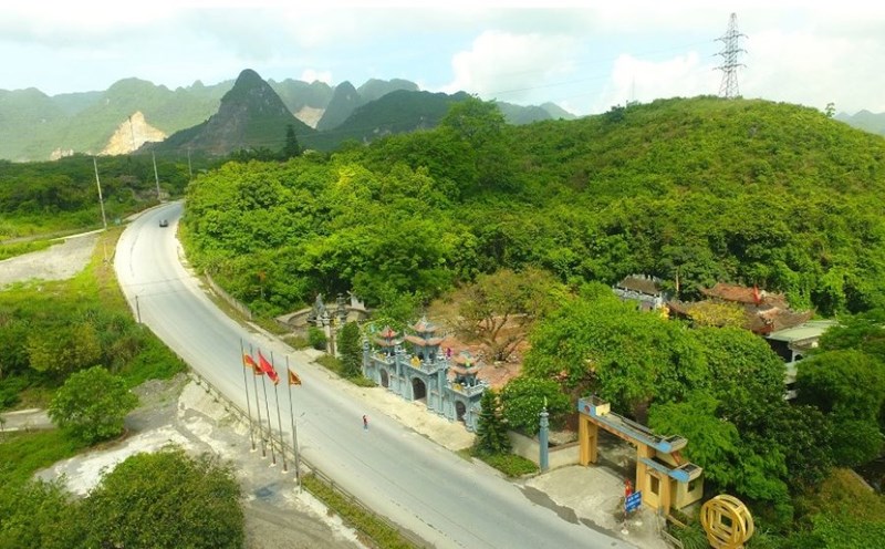 The road to Lat Son base and the whole view of the temple of female general Le Chan, Thanh Son commune, Kim Bang district, Ha Nam. Photo: Hanam.gov.vn