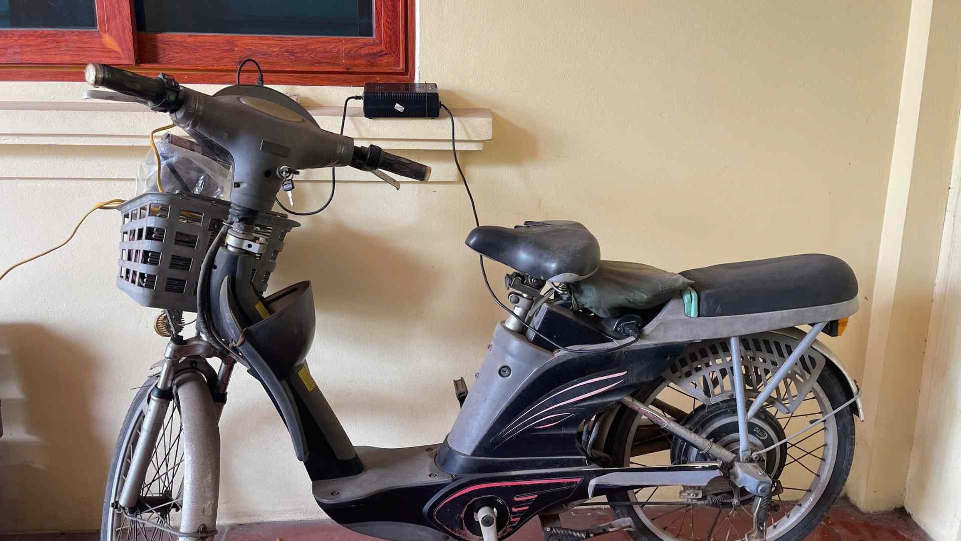 Before cleaning and washing electric motorbikes and electric bicycles, users need to remember a few notes to ensure safety. Photo: Ngoc Diep