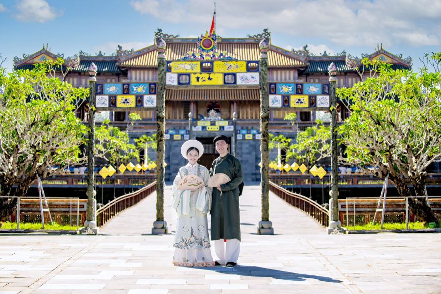 Nhat Binh costumes are chosen by couples to take photos in Hue Imperial City. Photo: Provided by the character