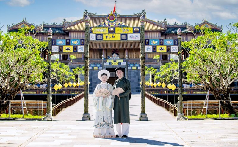Nhat Binh costumes are chosen by couples to take photos in Hue Imperial City. Photo: Provided by the character