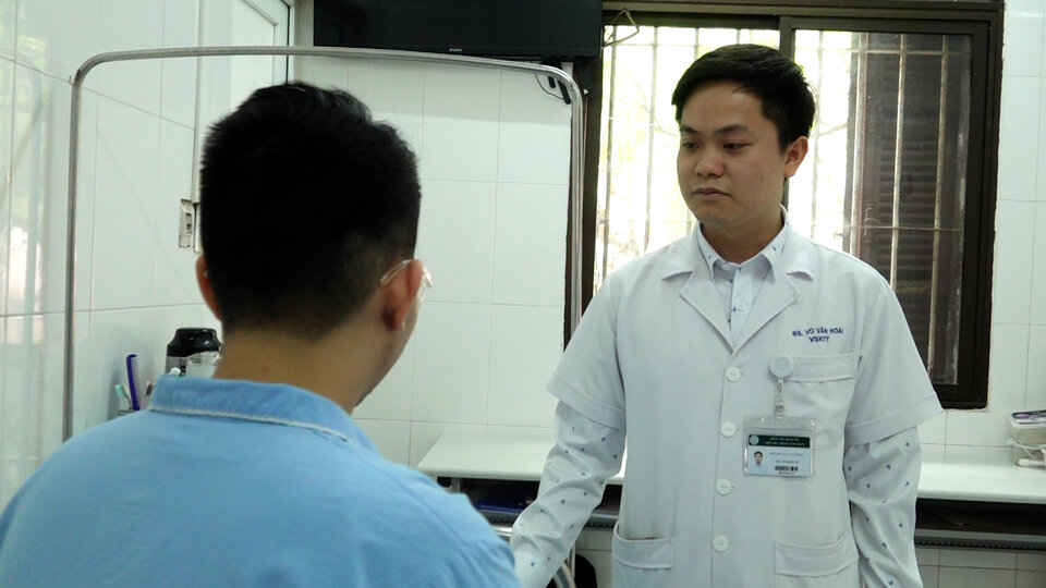 Playing games all night, children have to be hospitalized for treatment