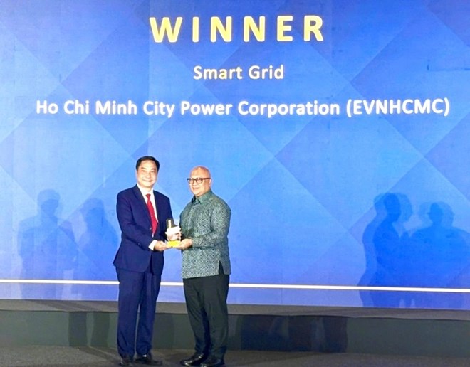 Ong Nguyen Thanh Nha – Pho Tong giam doc EVNHCMC (ben trai) dai dien EVNHCMC nhan giai thuong “Luoi dien thong minh - Smart Grid” voi du an “Ban do quan ly mat dien” tai hoi nghi Quoc te Enlit Asia 2024. Anh: EVNHCMC cung cap