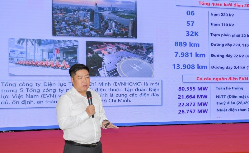 EVNHCMC Deputy General Director Luan Quoc Hung presented a speech at the 2nd National Forum on Digital Economy and Digital Society Development. Photo: Provided by EVNHCMC