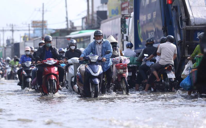 Thunderstorms and high tides continue to occur in the South. Photo: Thanh Vu