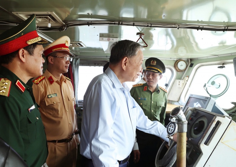 General Secretary To Lam inspects a patrol boat donated by South Korea to the Traffic Police Department. Photo: Traffic Police Department