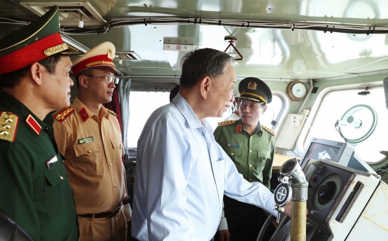 General Secretary To Lam inspects a patrol boat donated by South Korea to the Traffic Police Department. Photo: Traffic Police Department