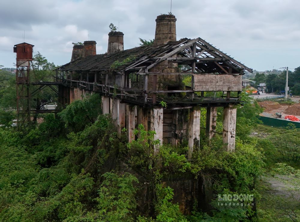 Hoang tan, nhech nhac cung chut ma mi, day la hien trang mot phan cua nha may xi mang Long Tho (cu) con sot lai tren dat Thuy Bieu, TP Hue. Noi bat giua mot khu dat rong lon voi day gach da do nat la mot cong trinh hinh chu L, bi bao trum boi co dai. 