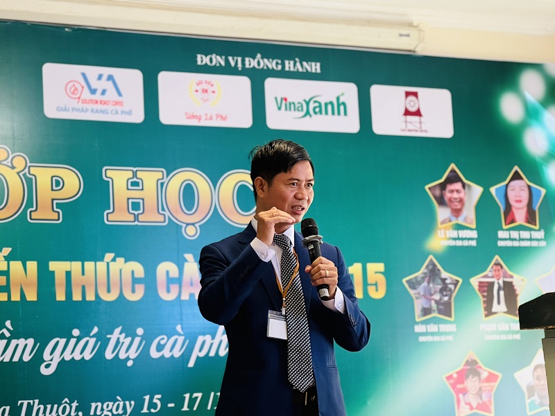 Ong Le Van Vuong - Giam doc Cong ty TNHH san xuat va thuong mai Vuong Thanh Cong trao doi voi hoc vien cac kinh nghiem ve trong, cham soc, che bien ca phe. Anh: Long Du