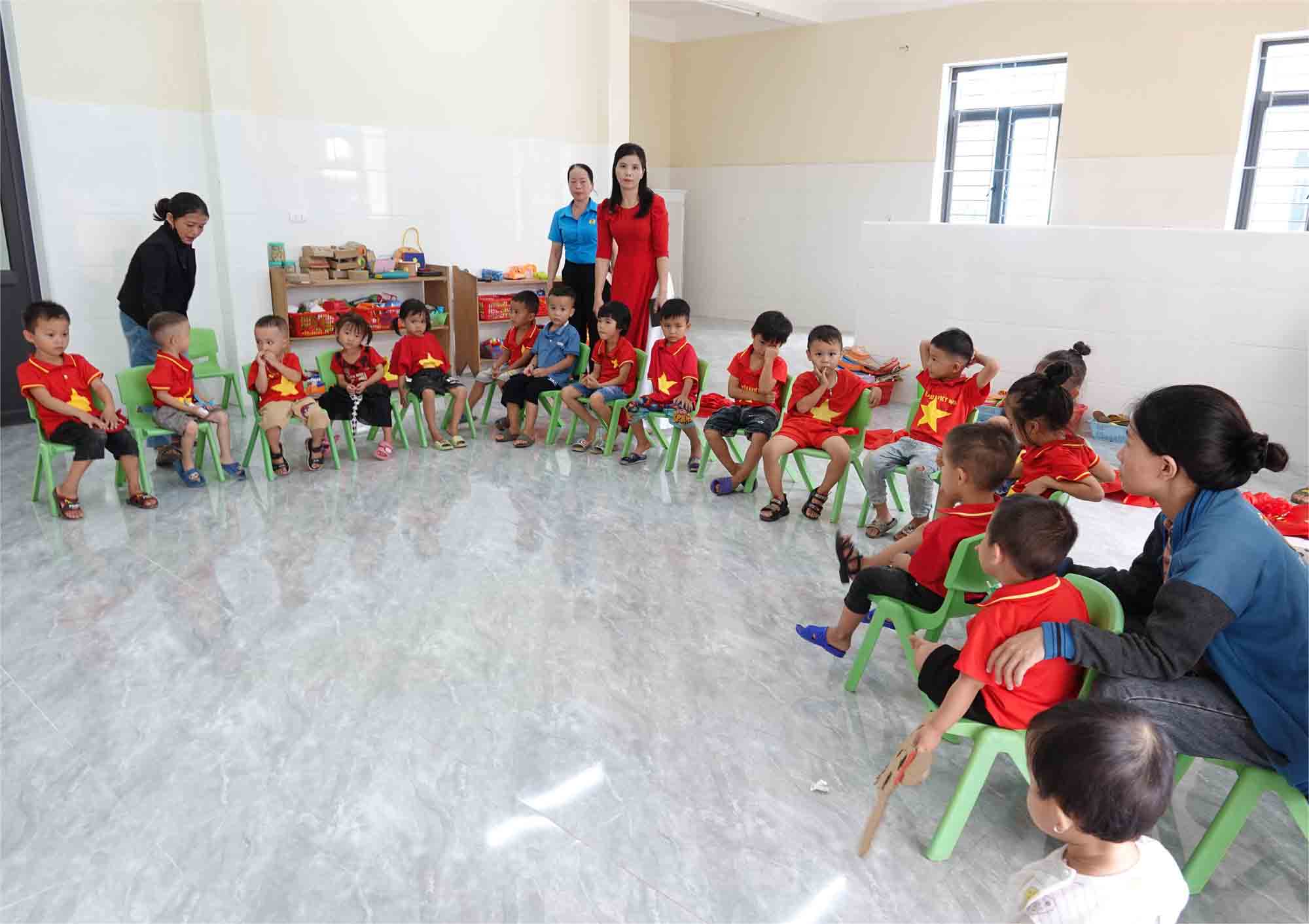 On this year's Vietnamese Teachers' Day, teachers and students of Huong Lien Kindergarten were happier to have a new, spacious classroom built by the Golden Heart Social and Cultural Fund. Photo: Tran Tuan