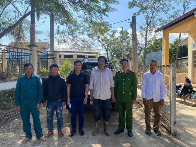 Mr. Ha Huy Man (white shirt, 3rd from right) got lost on the way from Phu Tho to Son La and was safely brought home by his relatives. Photo: CACC