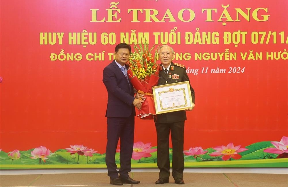 Thuong tuong Nguyen Van Huong don nhan Huy hieu 60 nam tuoi Dang. Anh: Bo Cong an 