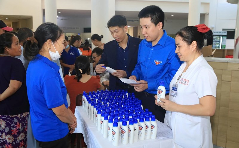 Screening for diabetes and distributing free hand sanitizer to people. Photo: Provided by the hospital