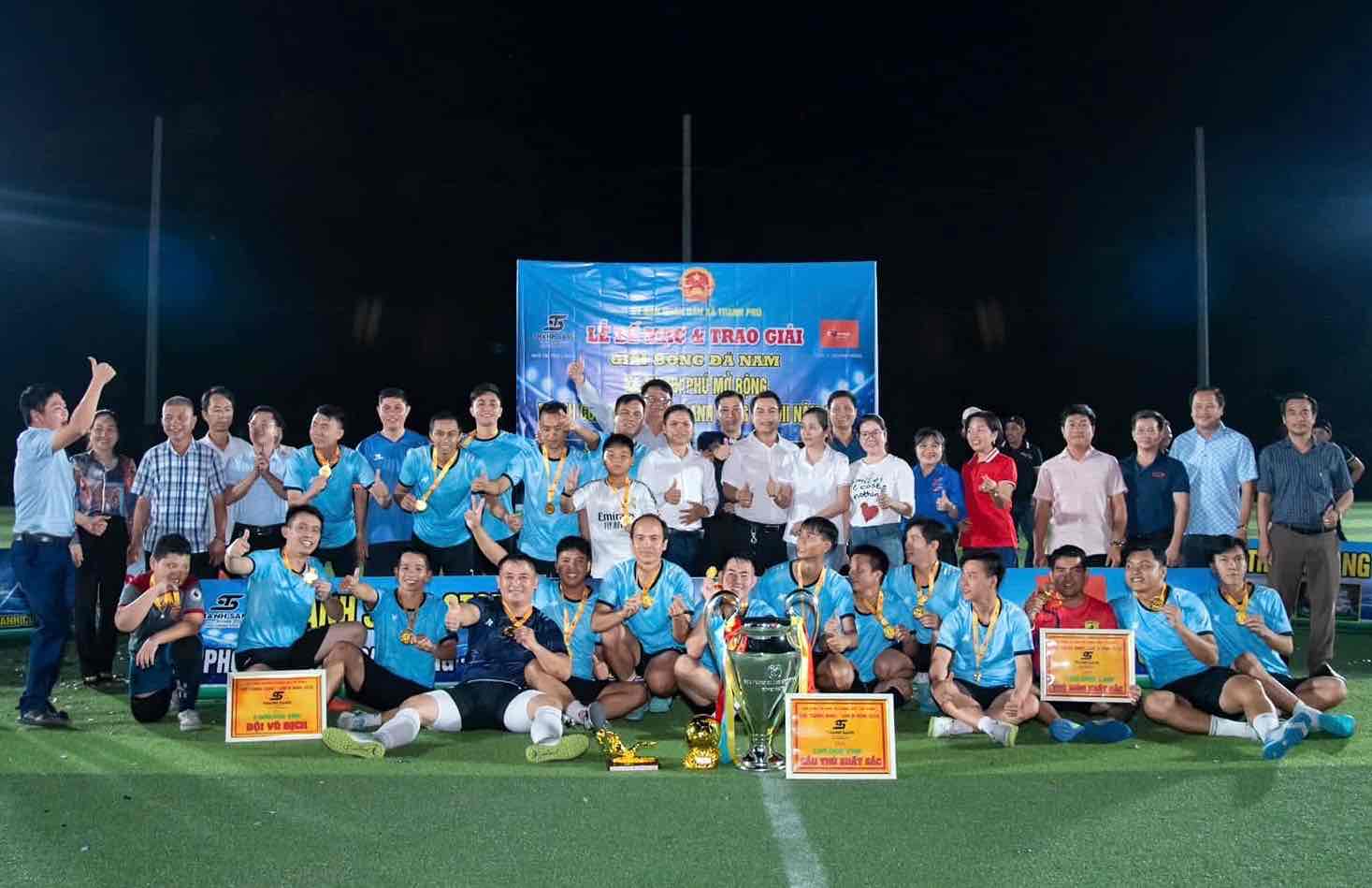 Nos H football team - Chang Shin Vietnam Company Limited won the Thanh Phu commune men's football tournament. Photo: HAC