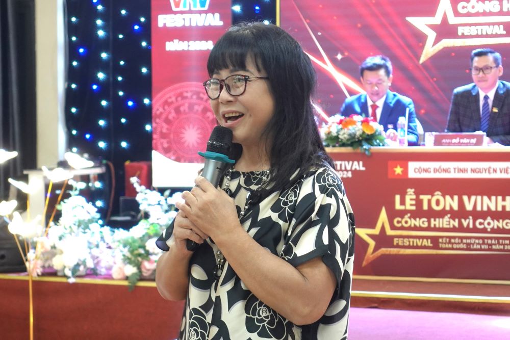 Singer Anh Tuyet accompanies the 2024 Community Dedication Ceremony in Da Nang. Photo: Tran Thi