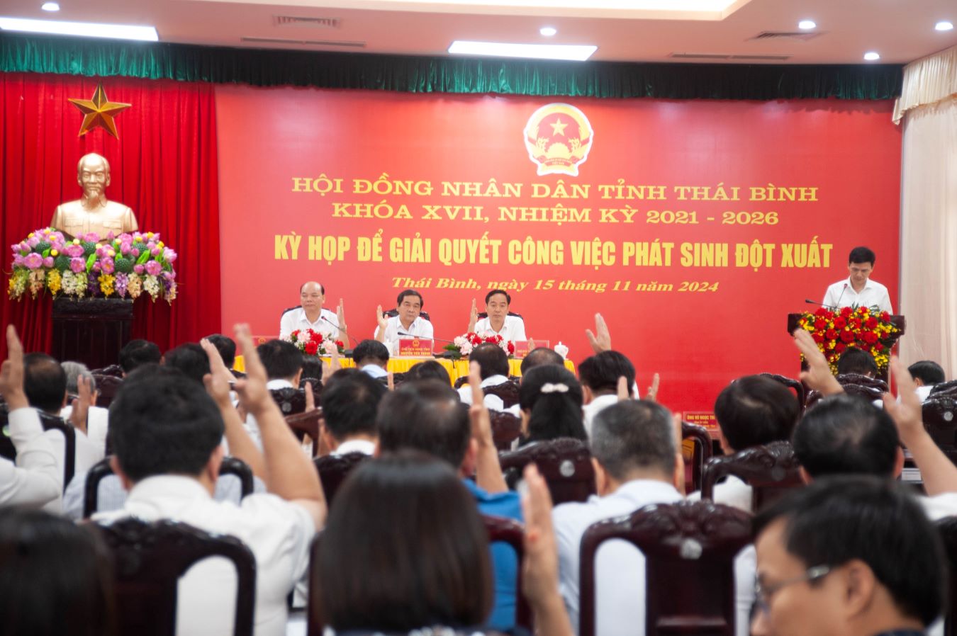 Delegates of the Thai Binh Provincial People's Council voted to approve a series of important resolutions, including a resolution on approving the 1/2,000 scale zoning plan for the golf course in Quynh Phu district. Photo: Nam Hong