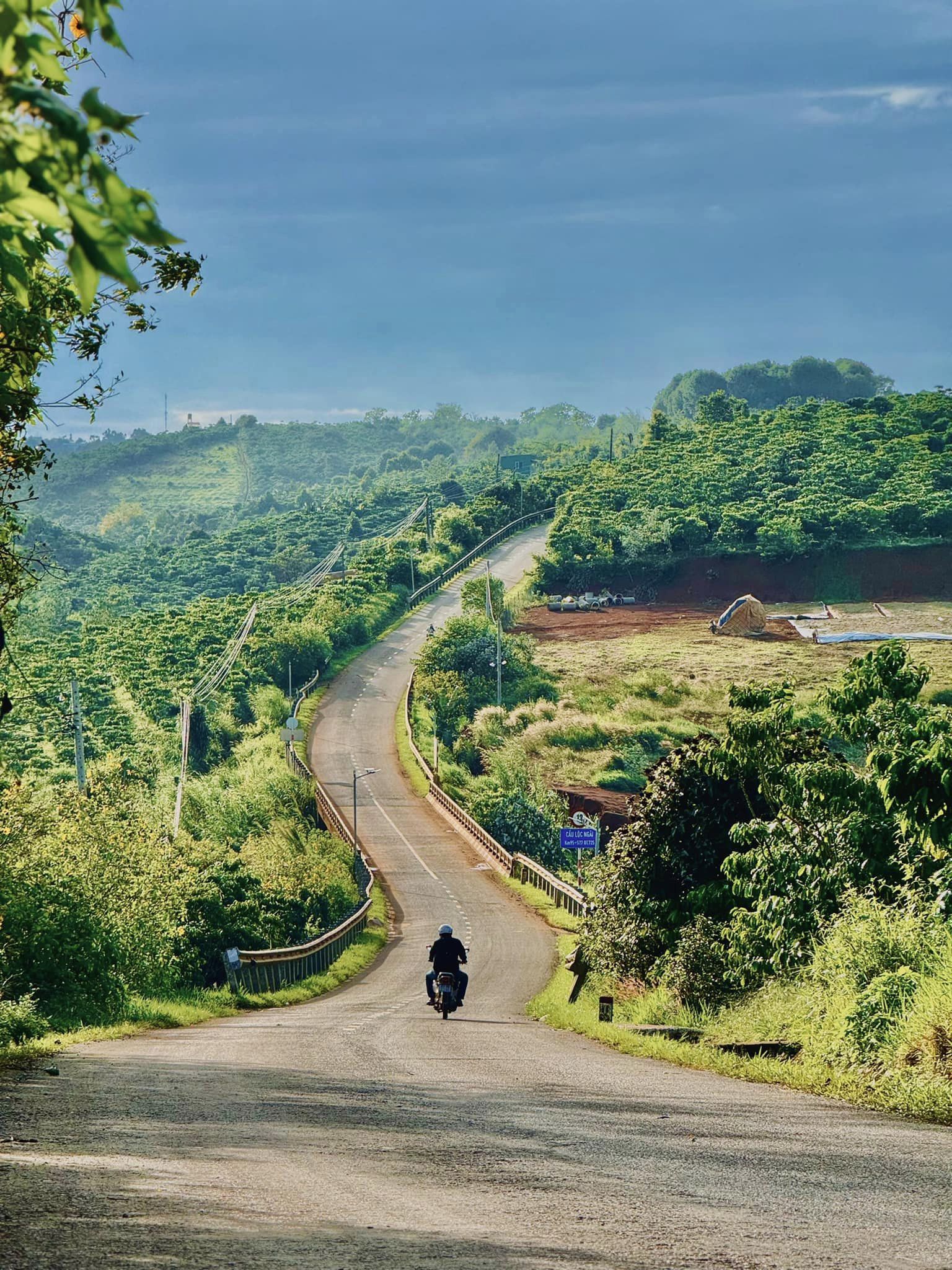 Doi nui trung diep phia truoc mat khong khac gi nhung buc tranh khong lo. Anh: NVCC