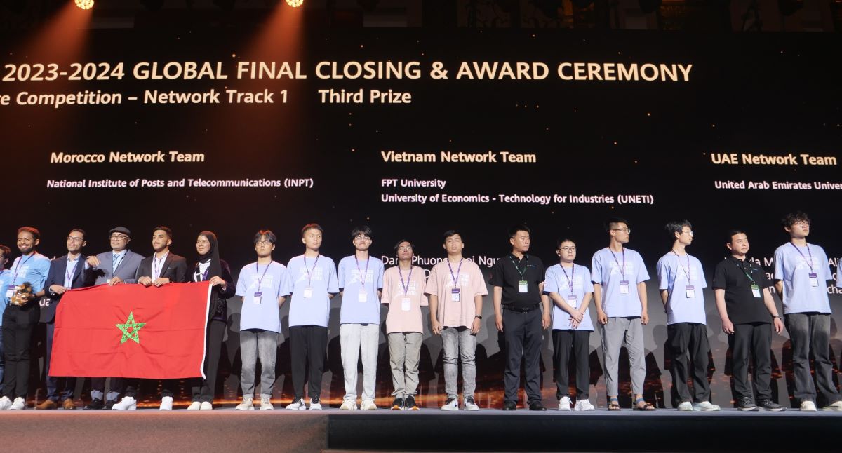At the Huawei ICT Competition 2023-2024, the Vietnamese team excellently ranked 3rd in the network content. Photo: Nhat Linh