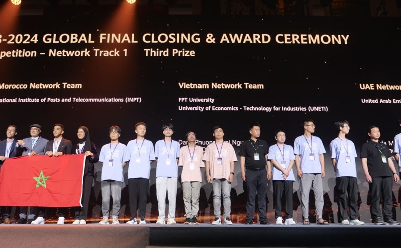 At the Huawei ICT Competition 2023-2024, the Vietnamese team excellently ranked 3rd in the network content. Photo: Nhat Linh