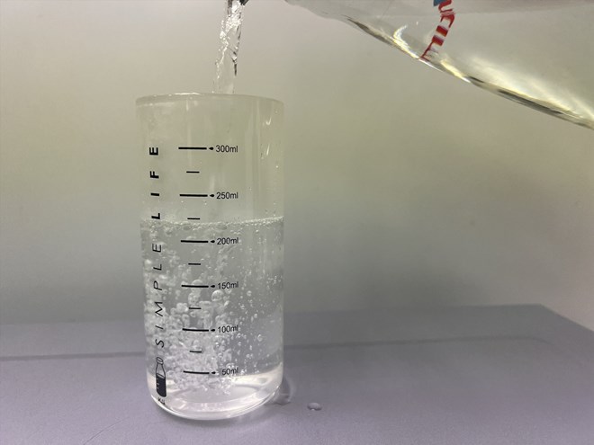 Drinking enough water helps the body digest protein better. Photo: Thanh Thanh