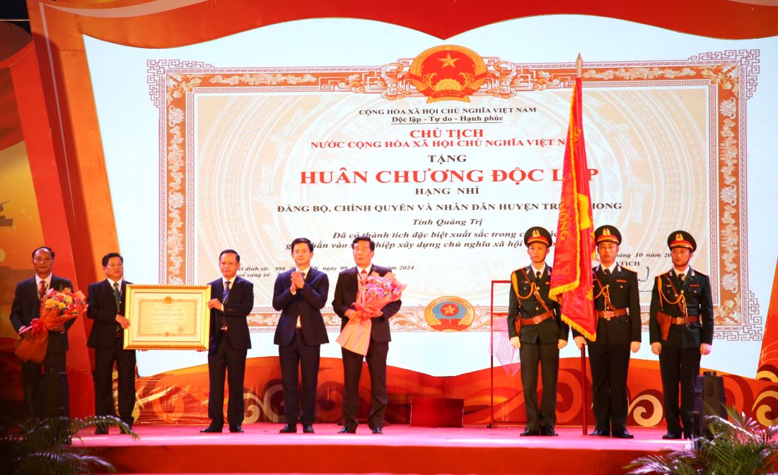 Ceremony to receive the Second Class Independence Medal. Photo: Hung Tho.