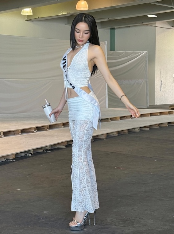 Trong suot chang duong tai Miss Universe 2024, dai dien Viet Nam luon dien nhung trang phuc khoe tron loi the cua ban than nhu vong eo “con kien“, bo vai thon tha va doi chan dai thang tap. Anh: Nhan vat cung cap. 