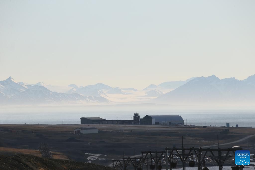 Midnight view of Longyearbyen Airport in the Svalbard archipelago, June 18, 2024. This is the time when the sun shines continuously even at night. Photo: Xinhua