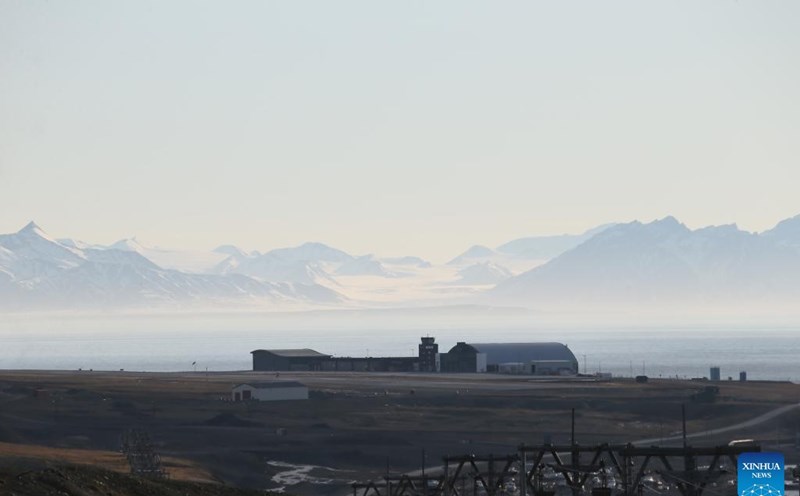 Midnight view of Longyearbyen Airport in the Svalbard archipelago, June 18, 2024. This is the time when the sun shines continuously even at night. Photo: Xinhua