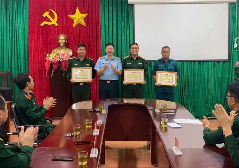 Colonel Le Van Uy, Political Commissar of the Air Force Officer School, awarded certificates of merit to groups and individuals of the Buon Don district armed forces in searching for the plane. Photo: Song Quynh