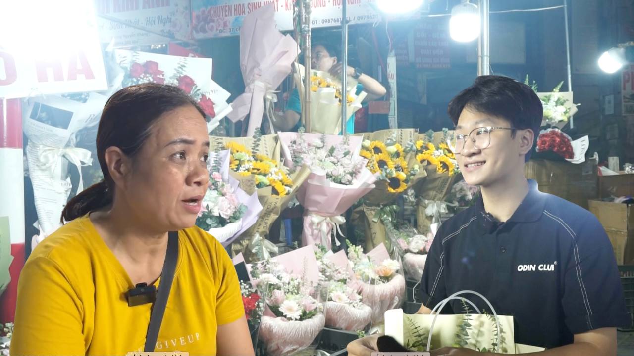 The fresh flower market is heating up day by day as November 20 approaches. Photo: Hoang Loc