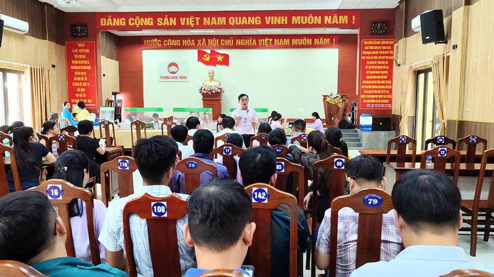 The Labor Federation of Cam Le District, Da Nang City disburses 3.5 billion VND in loans to union members. Photo: Tra Van