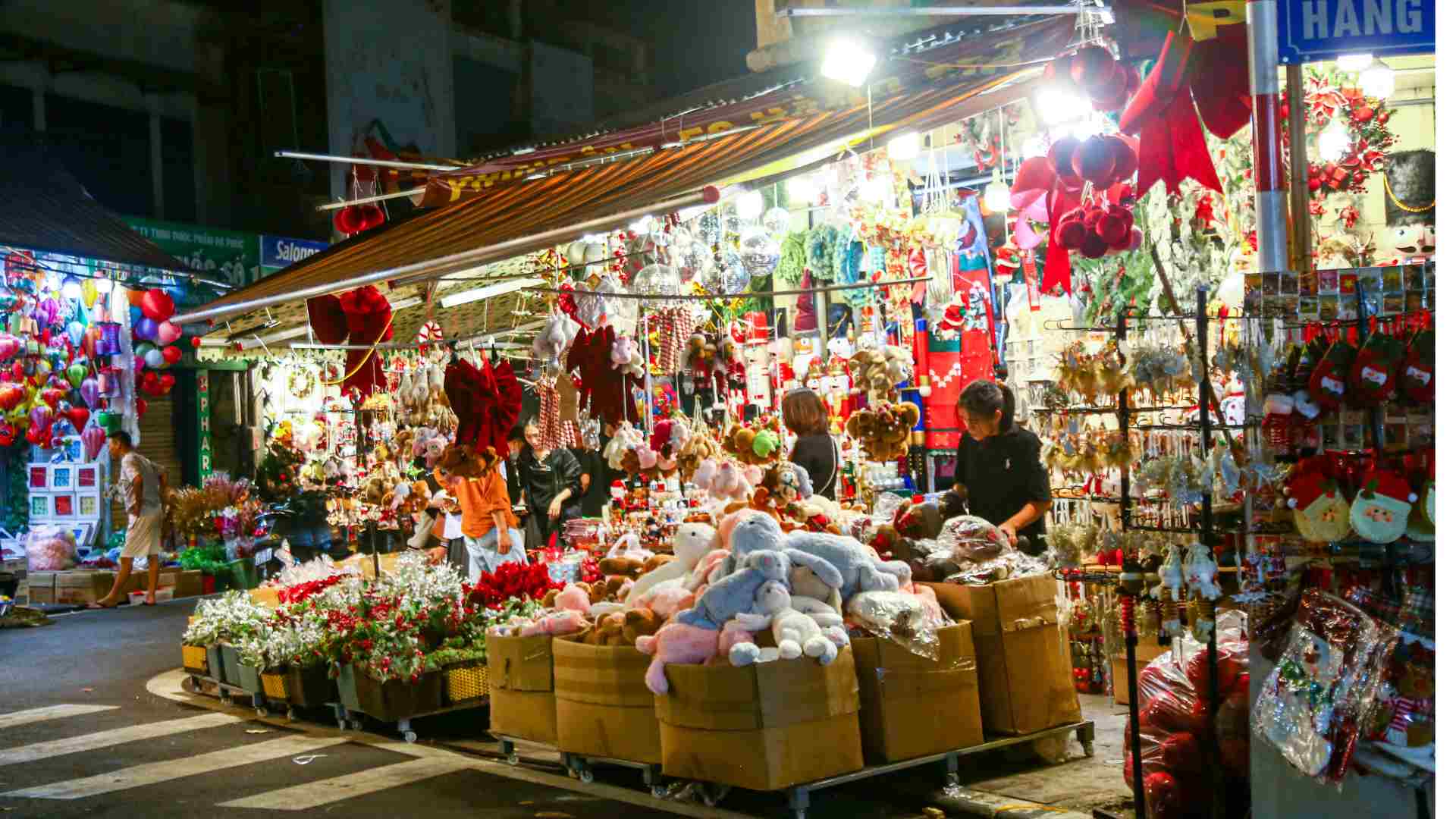 Hang Ma Street (Hoan Kiem) is sparkling with Christmas decorations on display. Photo: To Ly