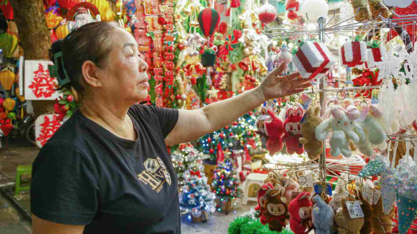 Cung noi lo ay, ba Le Mai - nguoi ban tren pho Hang Ma, tam su: “Du da bay bien nhu moi nam, nhung long van lo lang vi tinh trang e am. Do anh huong tu bao lu, nhieu nguoi thue kho de tru cay thong cung gap tinh trang am moc, moi mot. Khong it cay phai bo di vi hong hoc''. Anh: To Ly 