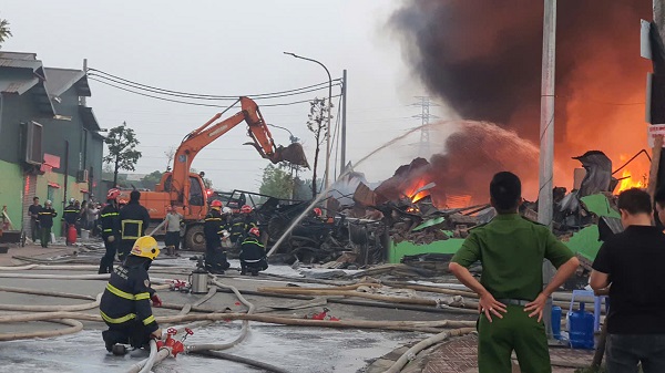 Hà Nội cháy lớn tại xưởng sản xuất bao bì tại Hoài Đức. Ảnh: Tiến Dũng