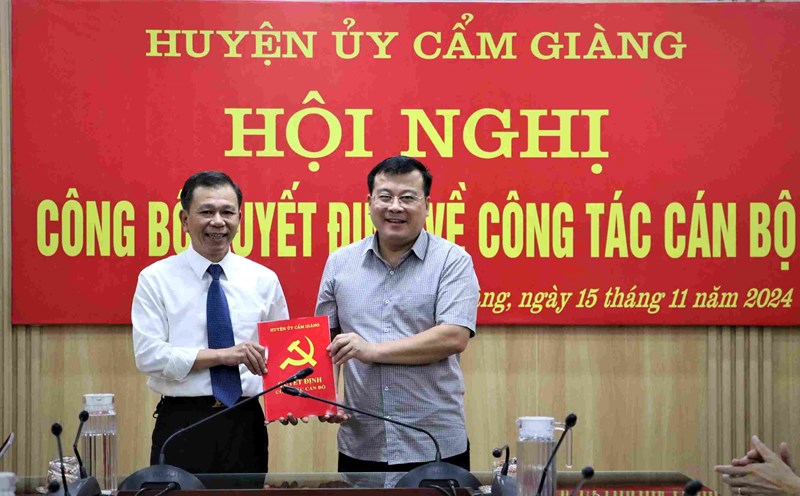 Cam Giang District Party Committee, Hai Duong Province has just held a conference to announce the decision on personnel work. Photo: Cam Giang District Portal