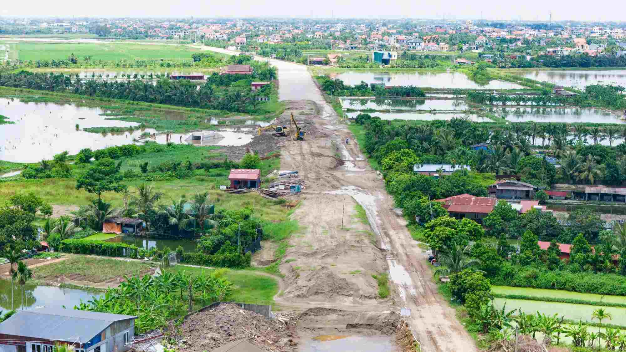 Nhieu doan tuyen thuoc du an van dang trong qua trinh xu ly nen duong, kho hoan thanh trong nam 2024. Anh: Hoang Khoi