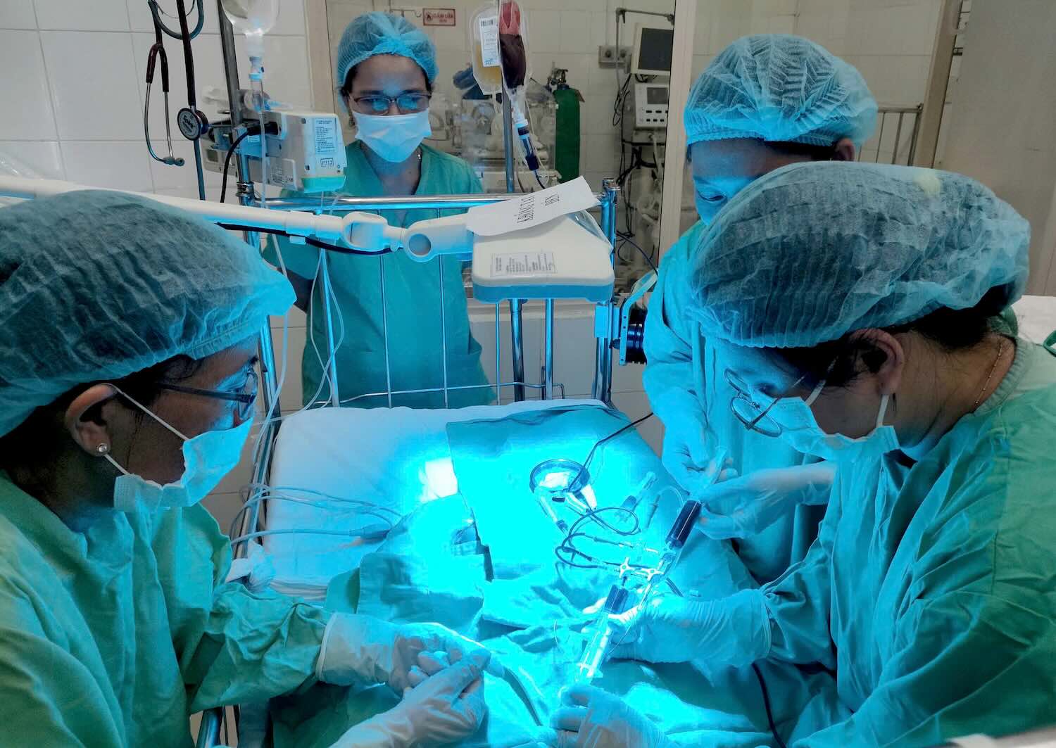 Doctors perform blood transfusion technique on newborn babies. Photo: Lan Huong