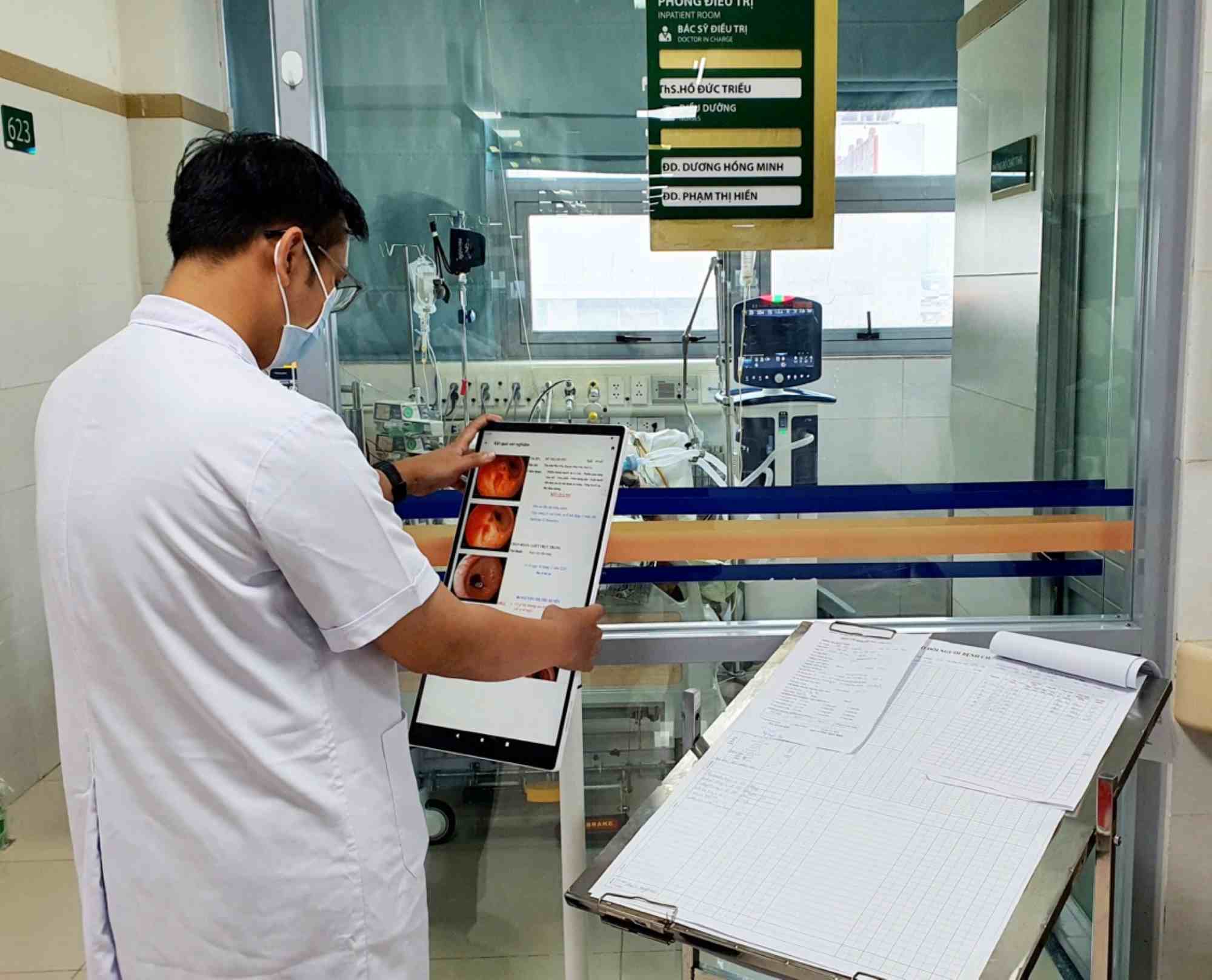 With electronic medical records, doctors can check medical records easily and quickly. Photo: Nguyen Ha