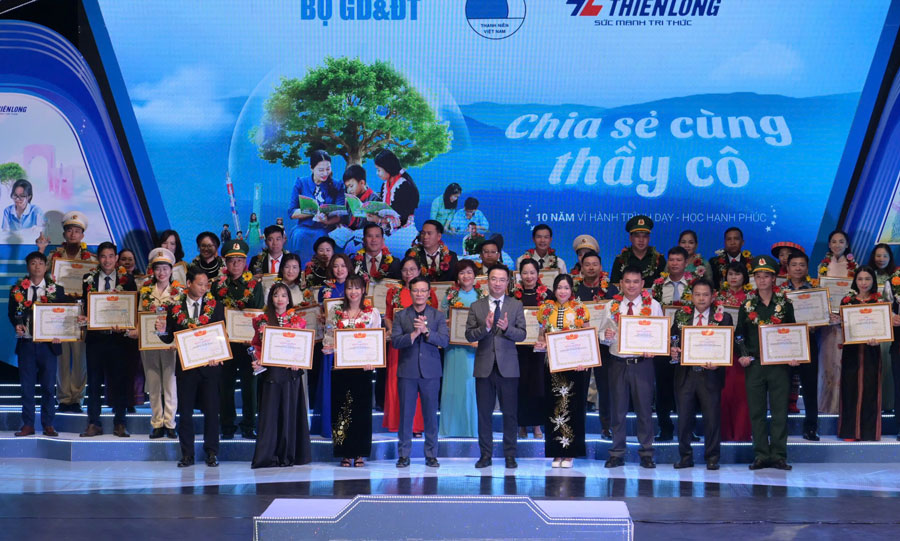 The 2024 "Sharing with Teachers" program honors 60 outstanding teachers. Photo: Dang Hai
