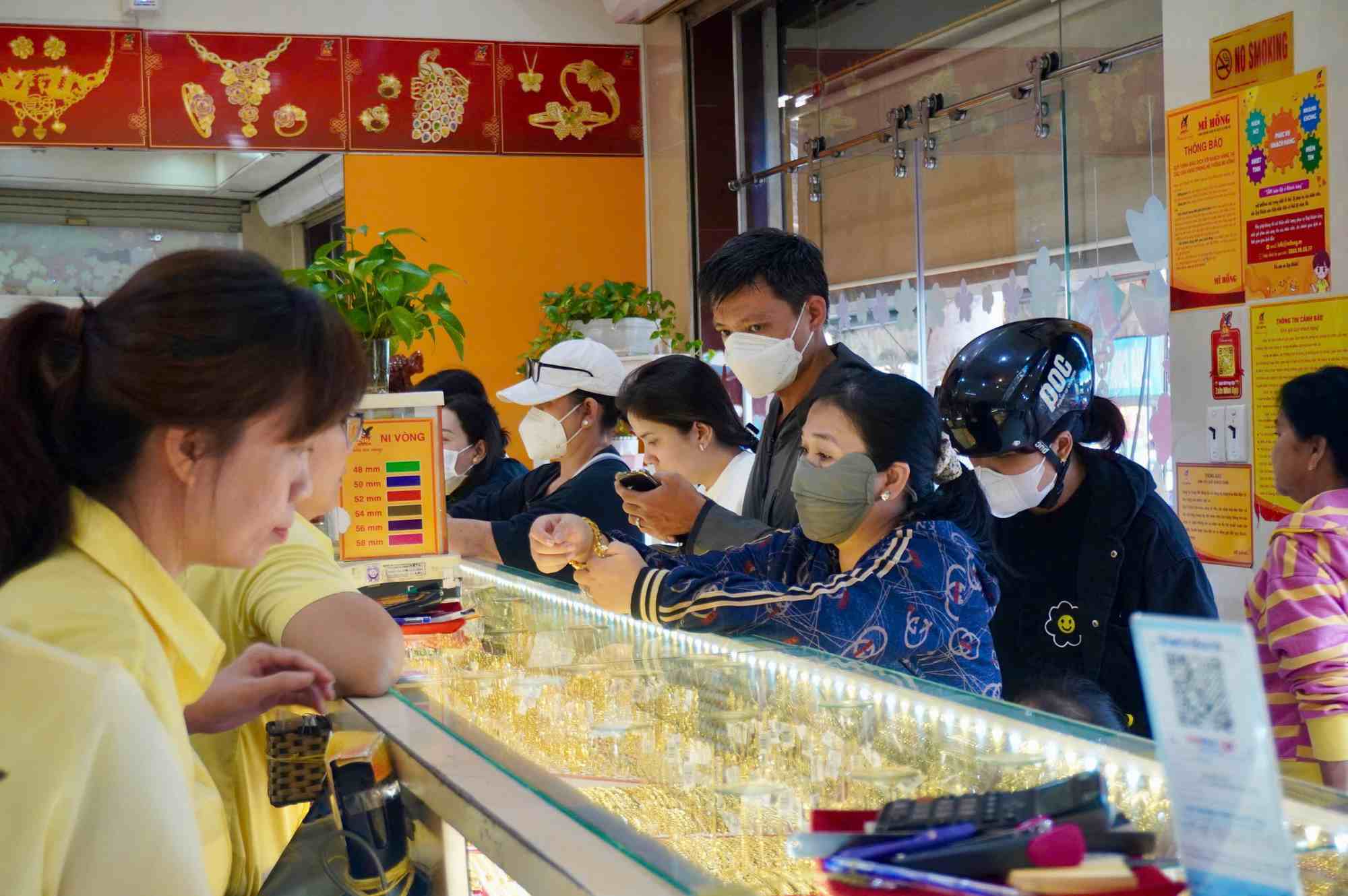 Many people lined up at a gold shop in Binh Thanh District, Ho Chi Minh City to buy gold rings. The buying and selling situation was stable and orderly. Photo: Nhu Quynh