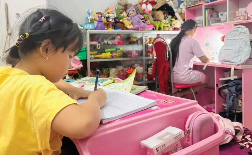 Students in Vinh Thanh commune, Phu Loc district, Thua Thien Hue province sit down to study after hearing the "School Drum". Photo: Phuc Hieu