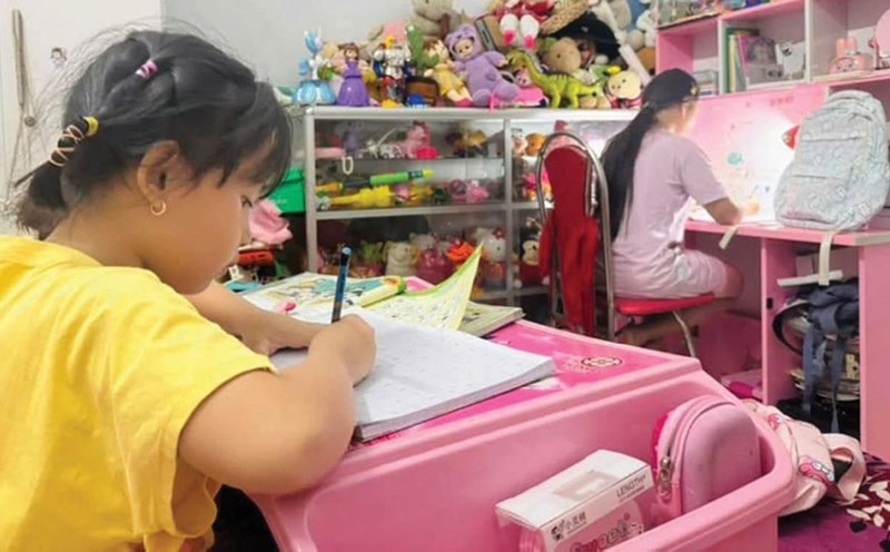 Students in Vinh Thanh commune, Phu Loc district, Thua Thien Hue province sit down to study after hearing the "School Drum". Photo: Phuc Hieu