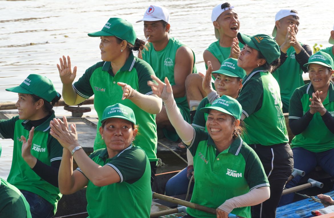 The Ngo boat team of men and women from Tum Nup pagoda (Soc Trang) won first prize consecutively.